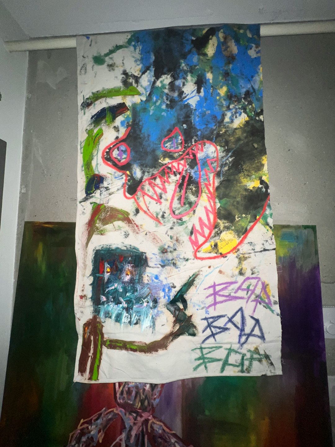 Buntes abstraktes Gemälde hängt an einer Betonwand in einer Galerie.